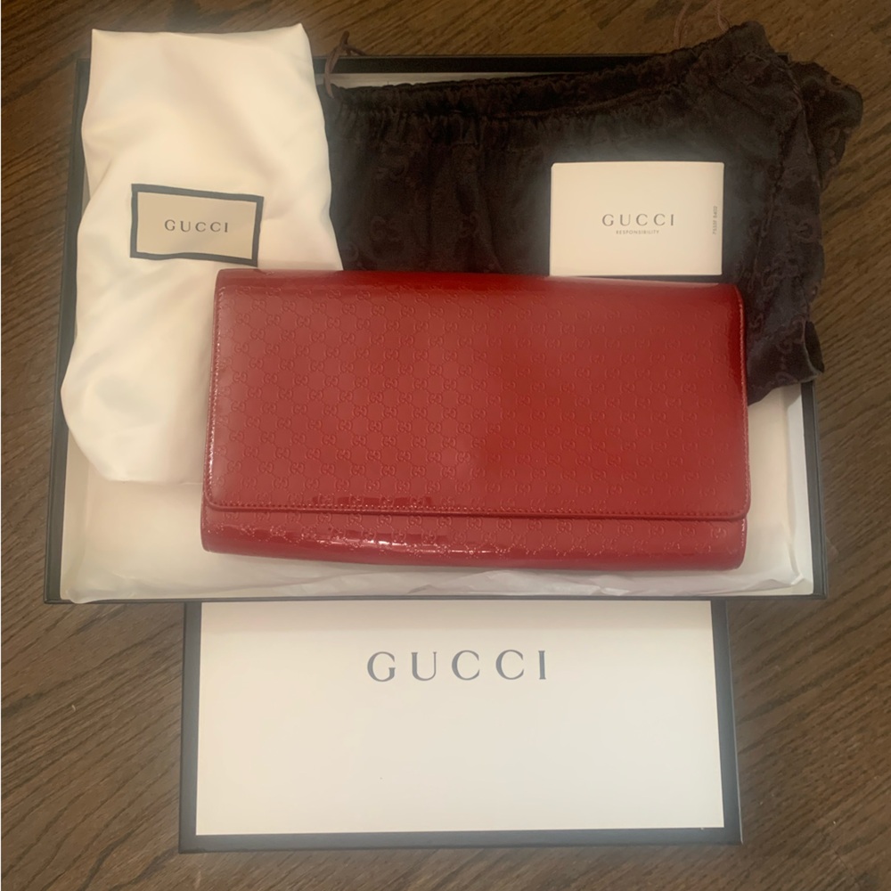 GUCCI Patent Leather Microguccissima Broadway Clutch Red
